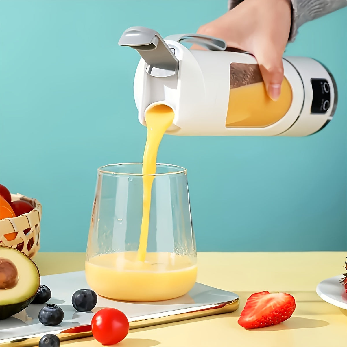 Kompakt bærbar blender og treningsutstyr. USB-oppladbar smoothie maskin klar til bruk.