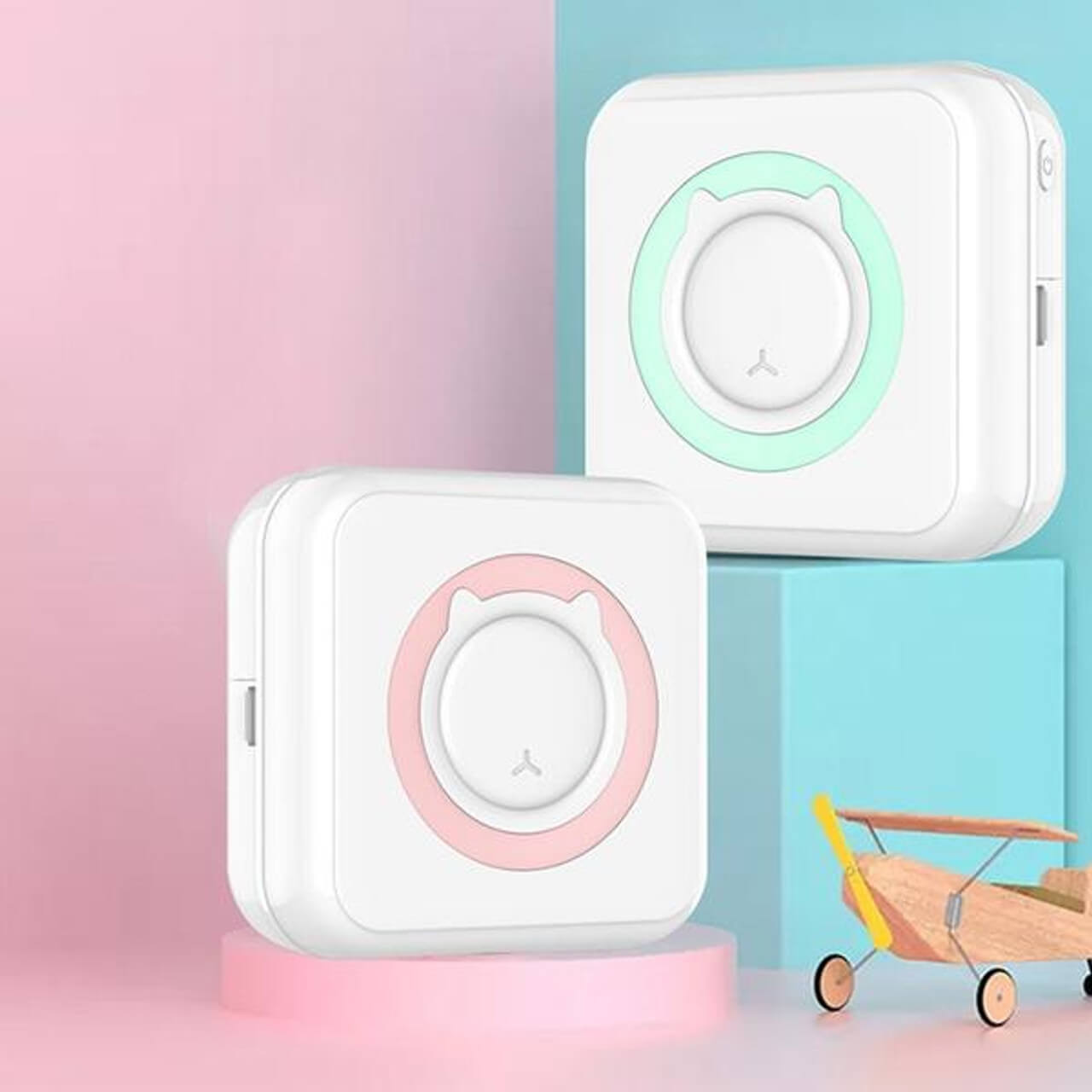 Liten lommeskriver i moderne design, ideell for utskrift av notater, etiketter og bilder via Bluetooth.
