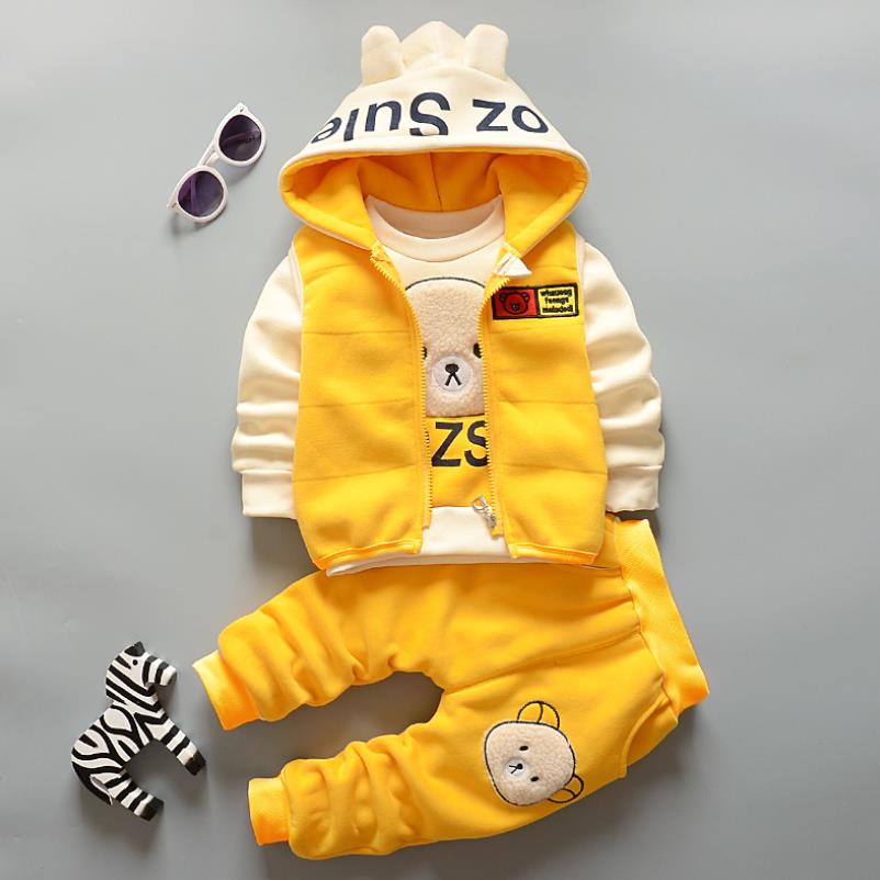 Bjørnedesign vinterdress for baby, detalj av fotende med antiskli, praktisk og varm.