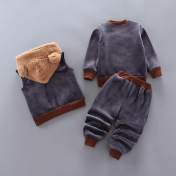 Vinterdress med bjørneører, sideprofil, viser myke folder og god bevegelsesfrihet for baby.