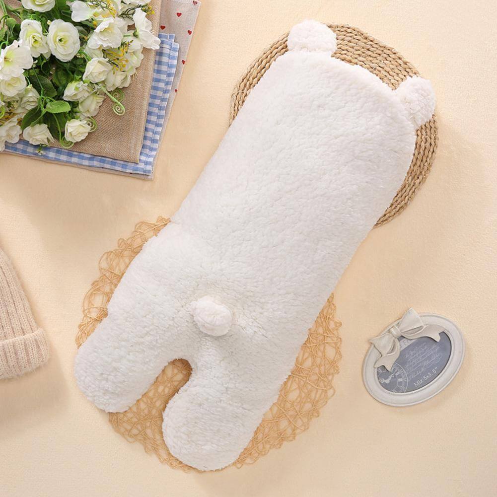 Garn og strikkepinner ved siden av påbegynt babypledd sovepose DIY.