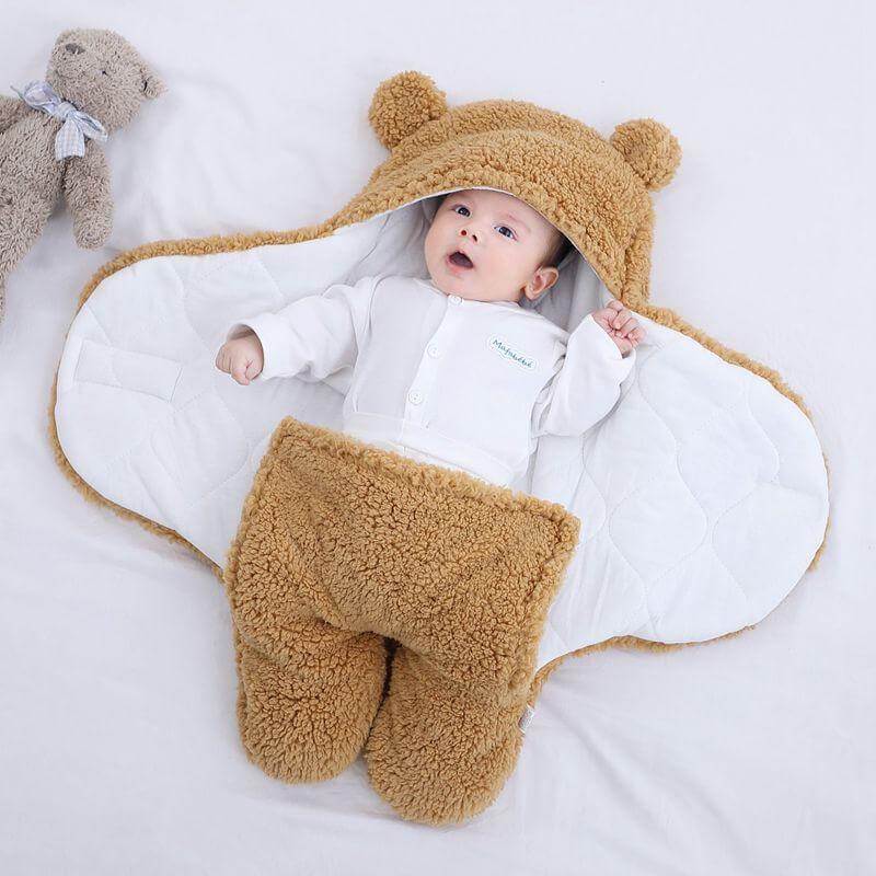 Detalj av strikket babypledd sovepose i ull, perfekt for nyfødt baby.