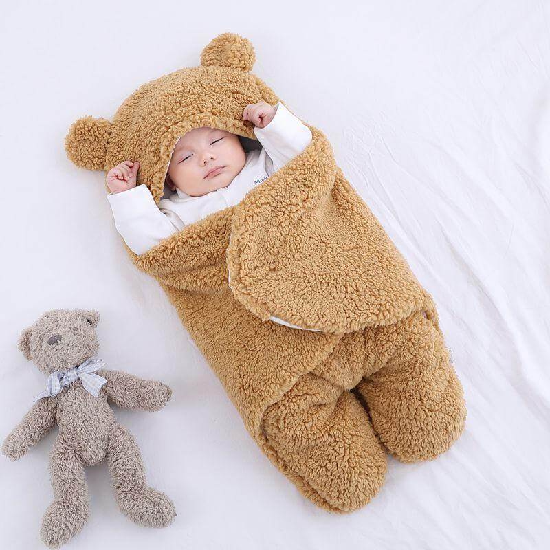 Babypledd sovepose med åpne knapper, klar til å pakke inn nyfødt.