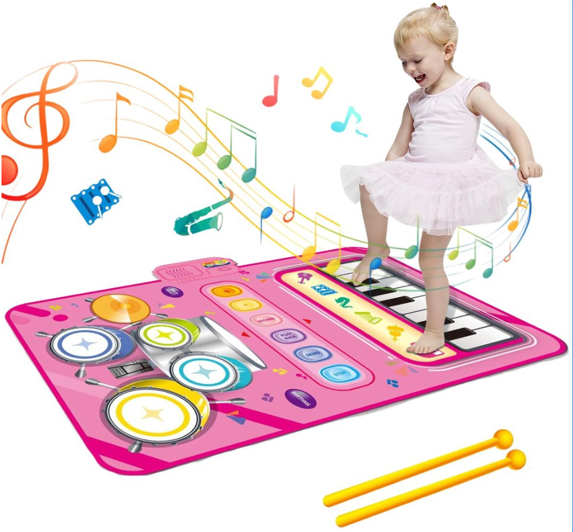 Barn leker på en interaktiv musikkmatte med piano og trommer, fargerikt design, fremmer barnemusikk og utviklende lek.