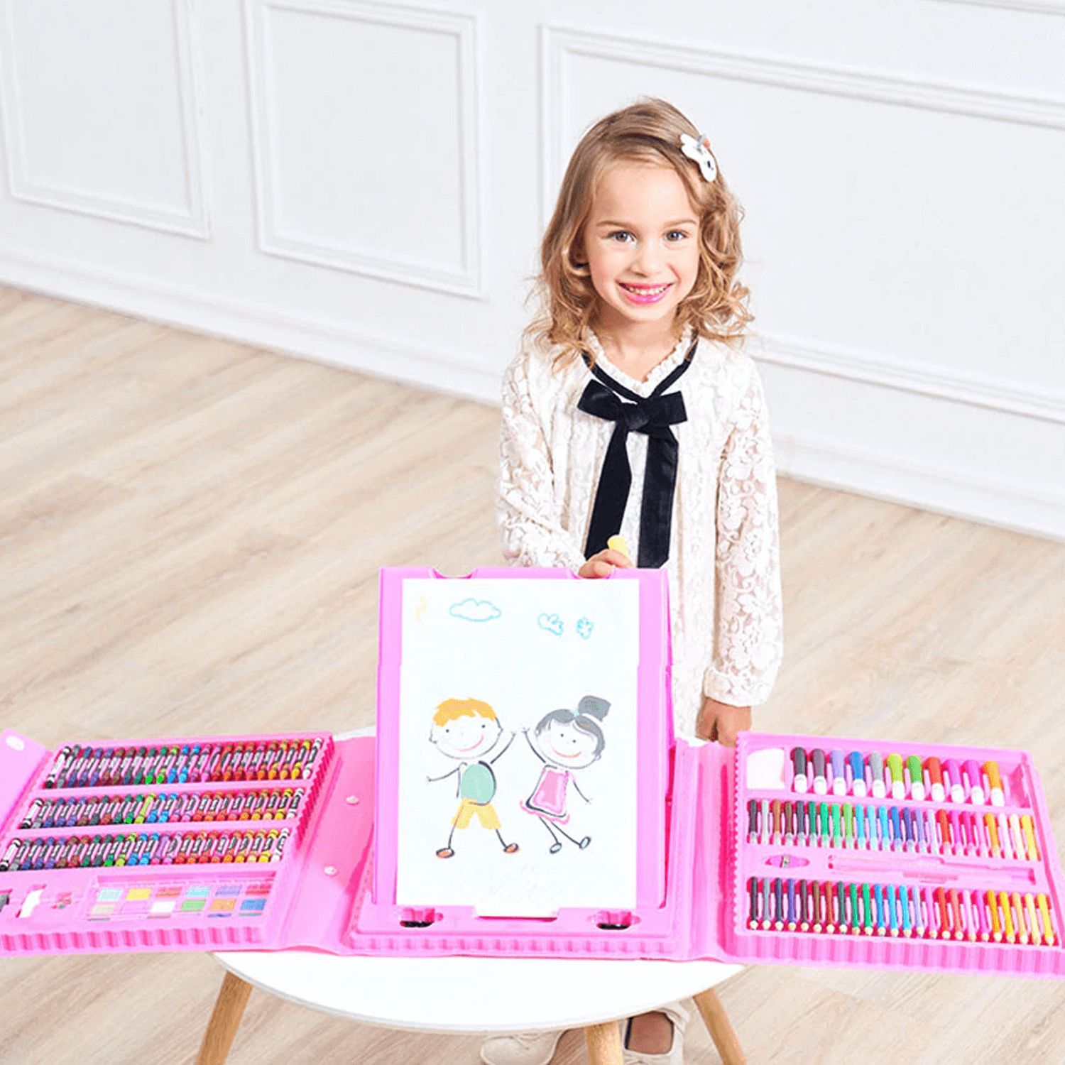 Bilde av en glad gutt som bruker Barnas Kreative Tegnesett til å tegne et fargerikt bilde, engasjert og fokusert