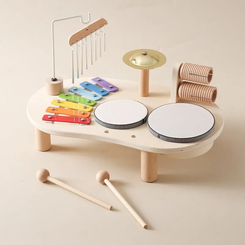 Beige treleke musikkstasjon for barn med integrert xylofon og trommer, ideell for musikkstimulering