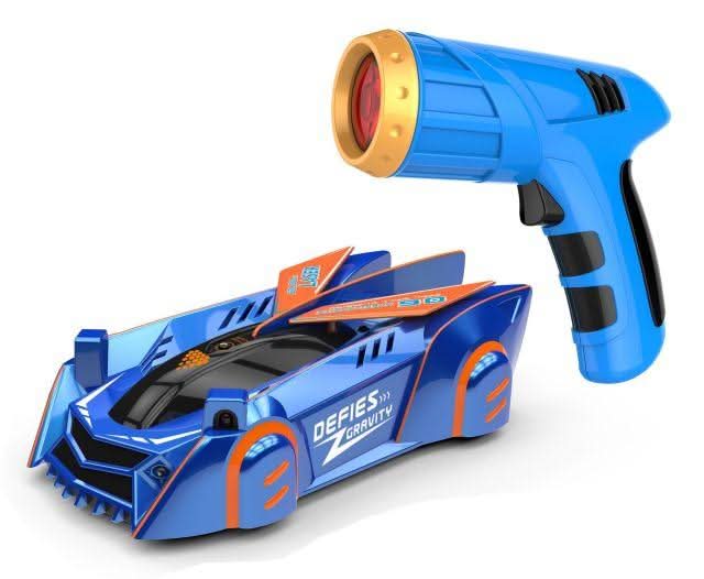 Dynamisk bilde av en rød RC-bil som utfører et stunt mens den klatrer en vegg, med laser og LED.