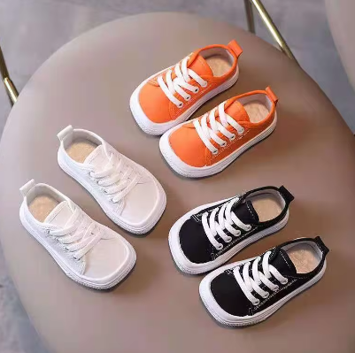 Komfortabel barfot sneakers for barn, pustende og fleksibel i hvitt for sommerbruk.