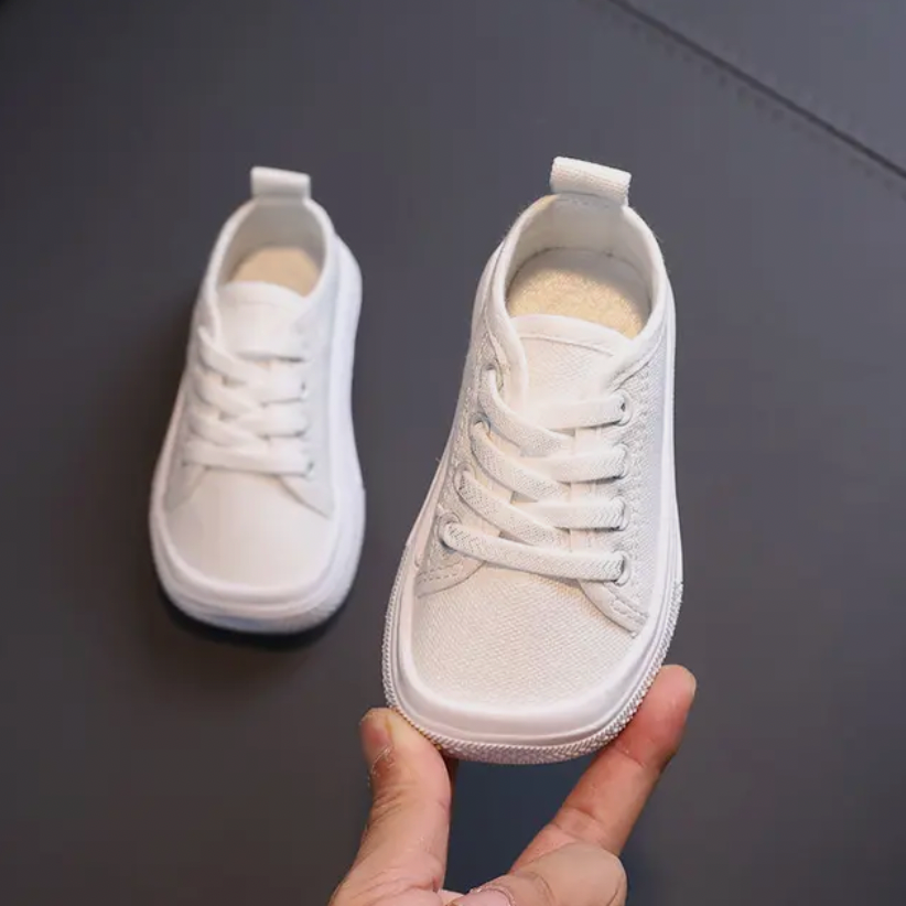 Et par barfot sneakers i sort, ideell for barns fritid og utendørs lek.