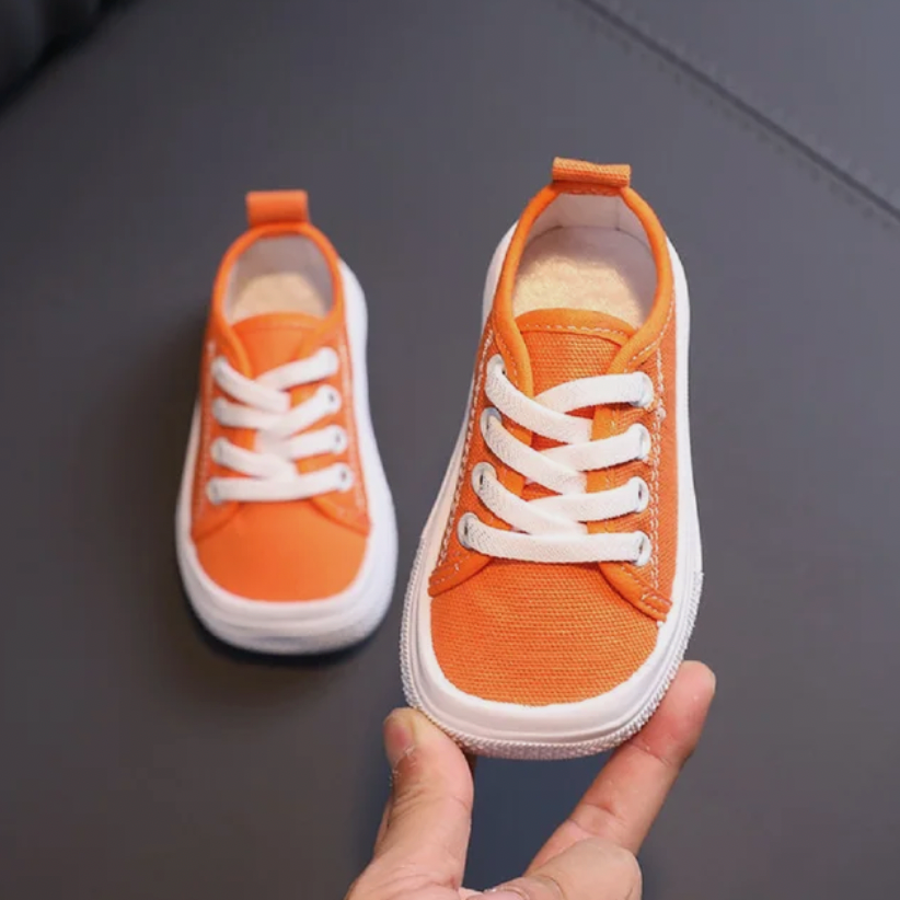 Barnesko; Rosa barfot sneakers med borrelås, sikrer god passform og fleksibilitet for aktive jenter.