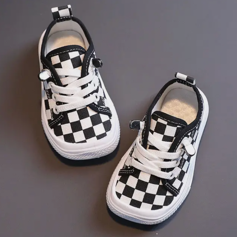 Nærbilde av Barnesko barfot sneakers' fleksible og anti-skli såle, perfekt for aktiv lek.