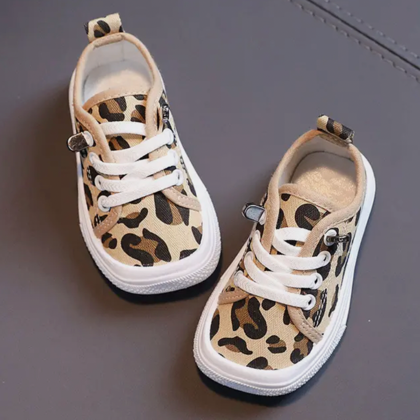 Glad gutt hopper i grønt gress med sine komfortable, pustende barfot sneakers