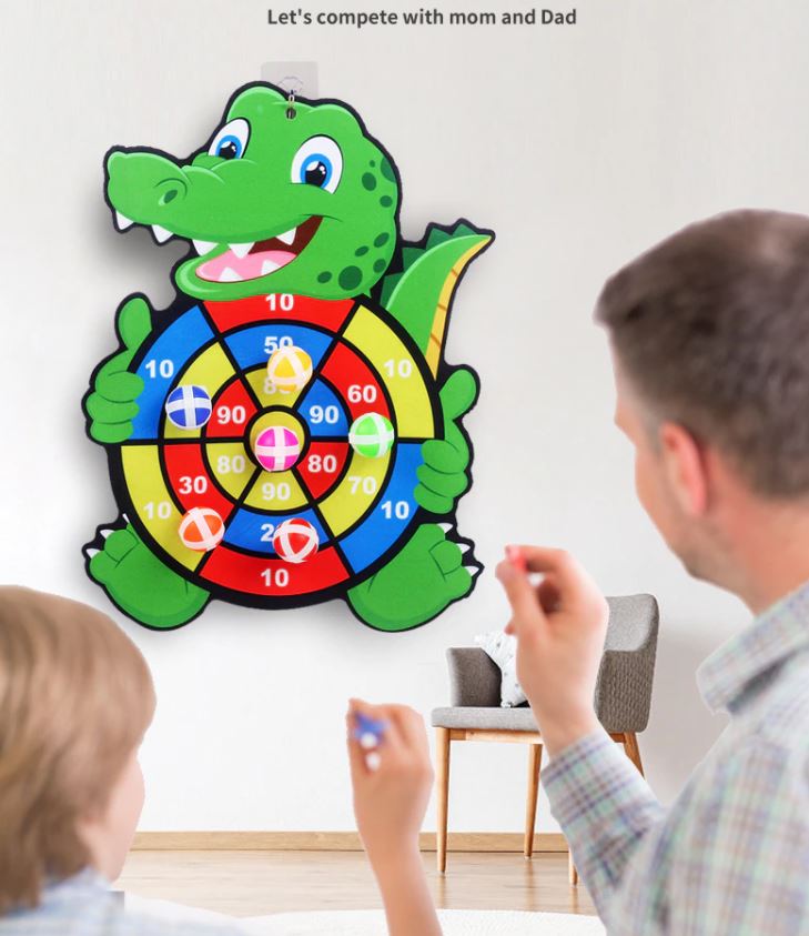 Glade barn som spiller på et kreativt dartbrett, viser moro og engasjement i familietiden.