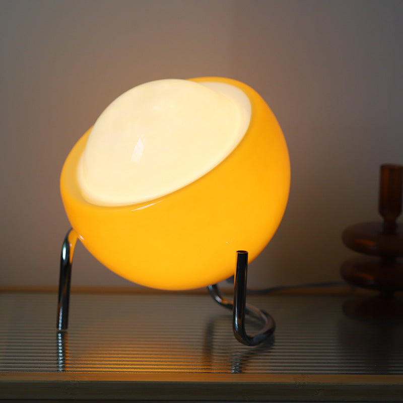 "Bauhaus bordlampe, retro, moderne design, tidløs, hvit glass, justerbar bryter, ambient belysning, elegant interiør."