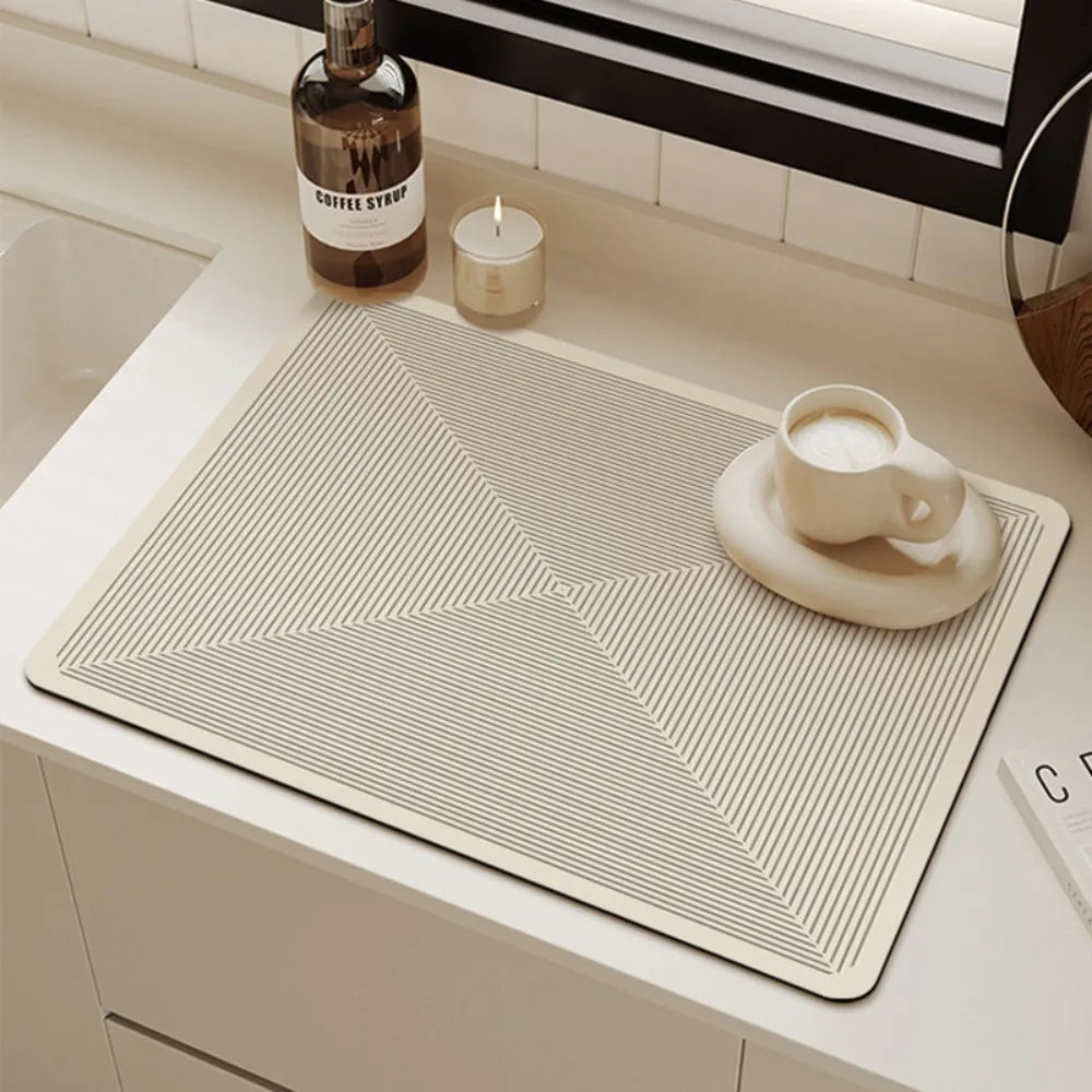 Stilren beige diatomitt benkematte, perfekt som varmebestandig kjøkkenmatte for moderne hjem.