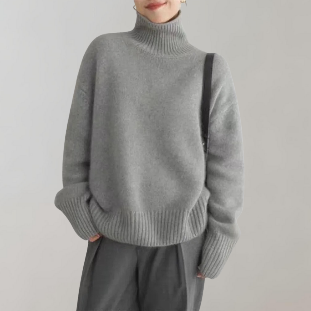 "Beige Helmy genser for kvinner med rullekrage og mykt ullstoff, fremhever feminine kurver, stilfull og komfortabel."