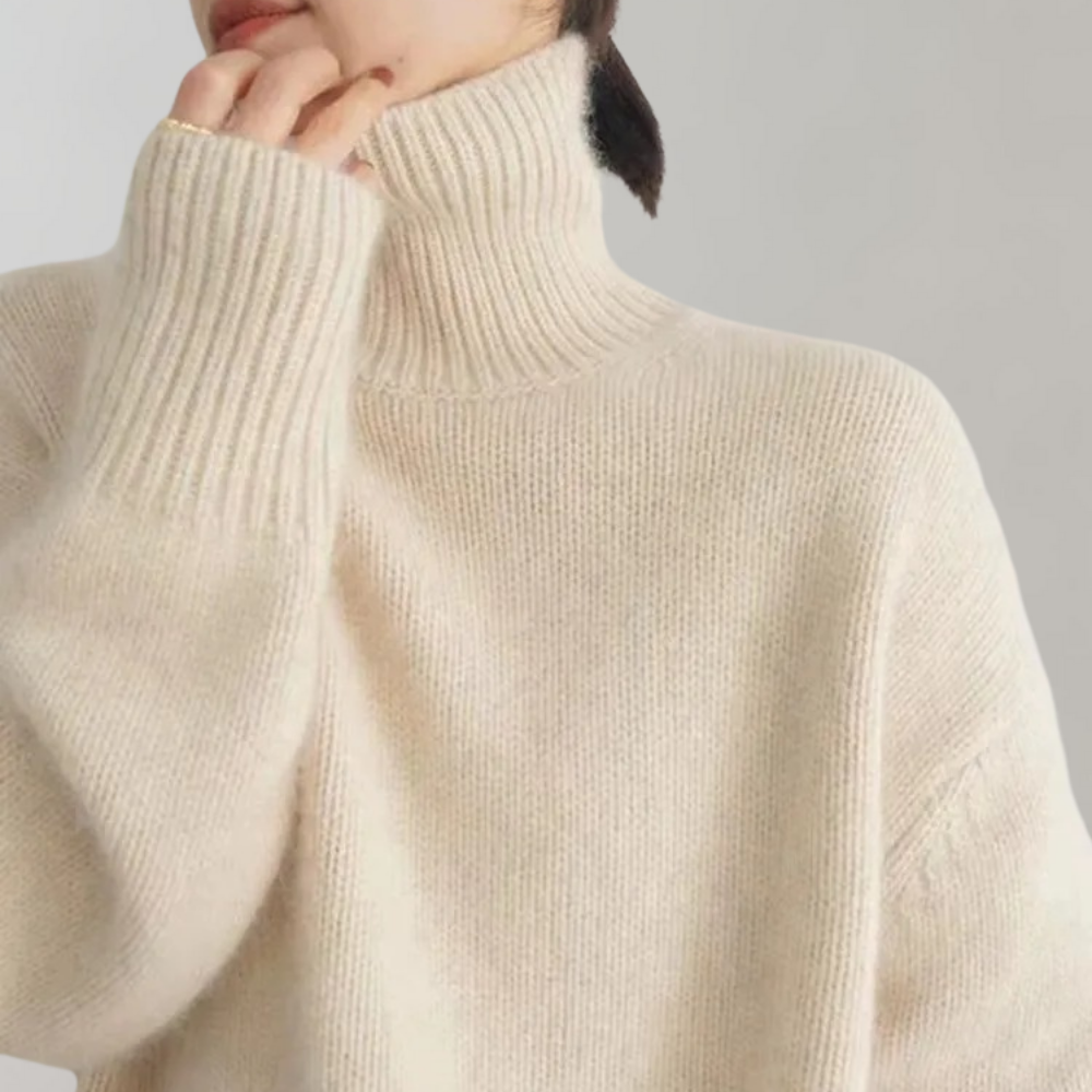 "Beige Helmy genser for kvinner med rullekrage og mykt ullstoff, fremhever feminine kurver, stilfull og komfortabel."