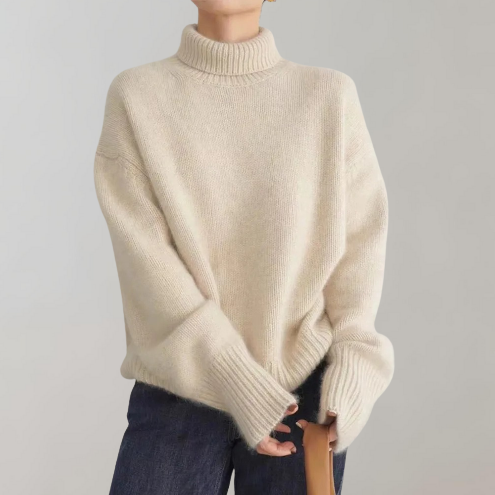 "Beige Helmy genser for kvinner med rullekrage og mykt ullstoff, fremhever feminine kurver, stilfull og komfortabel."