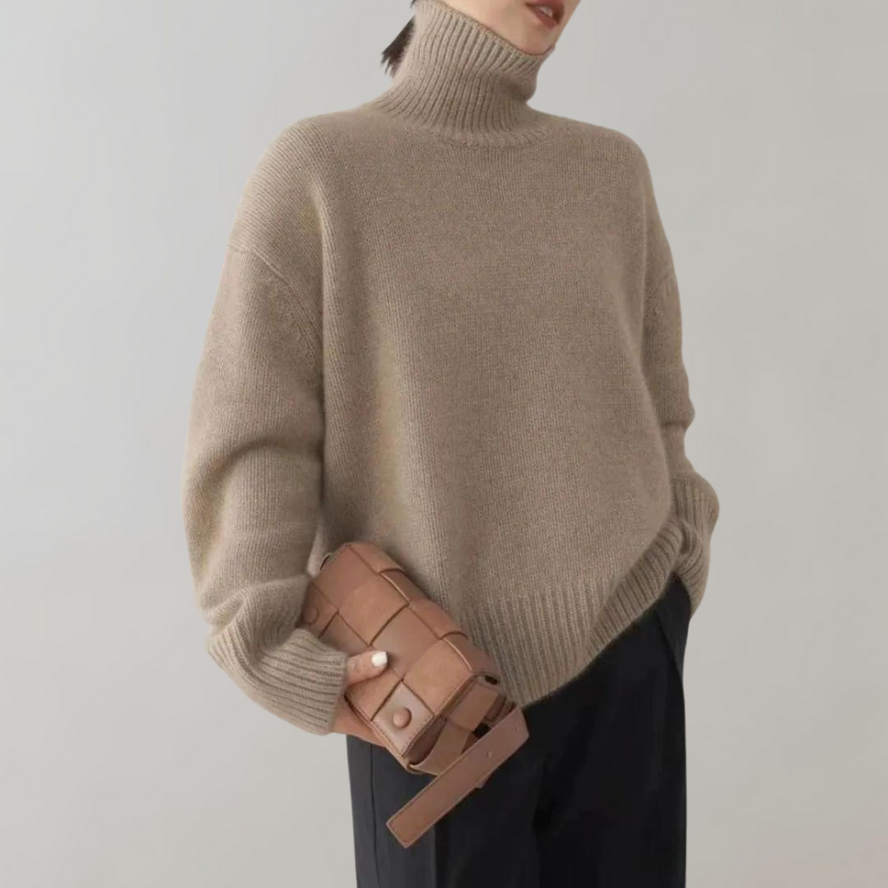 "Beige Helmy genser for kvinner med rullekrage og mykt ullstoff, fremhever feminine kurver, stilfull og komfortabel."