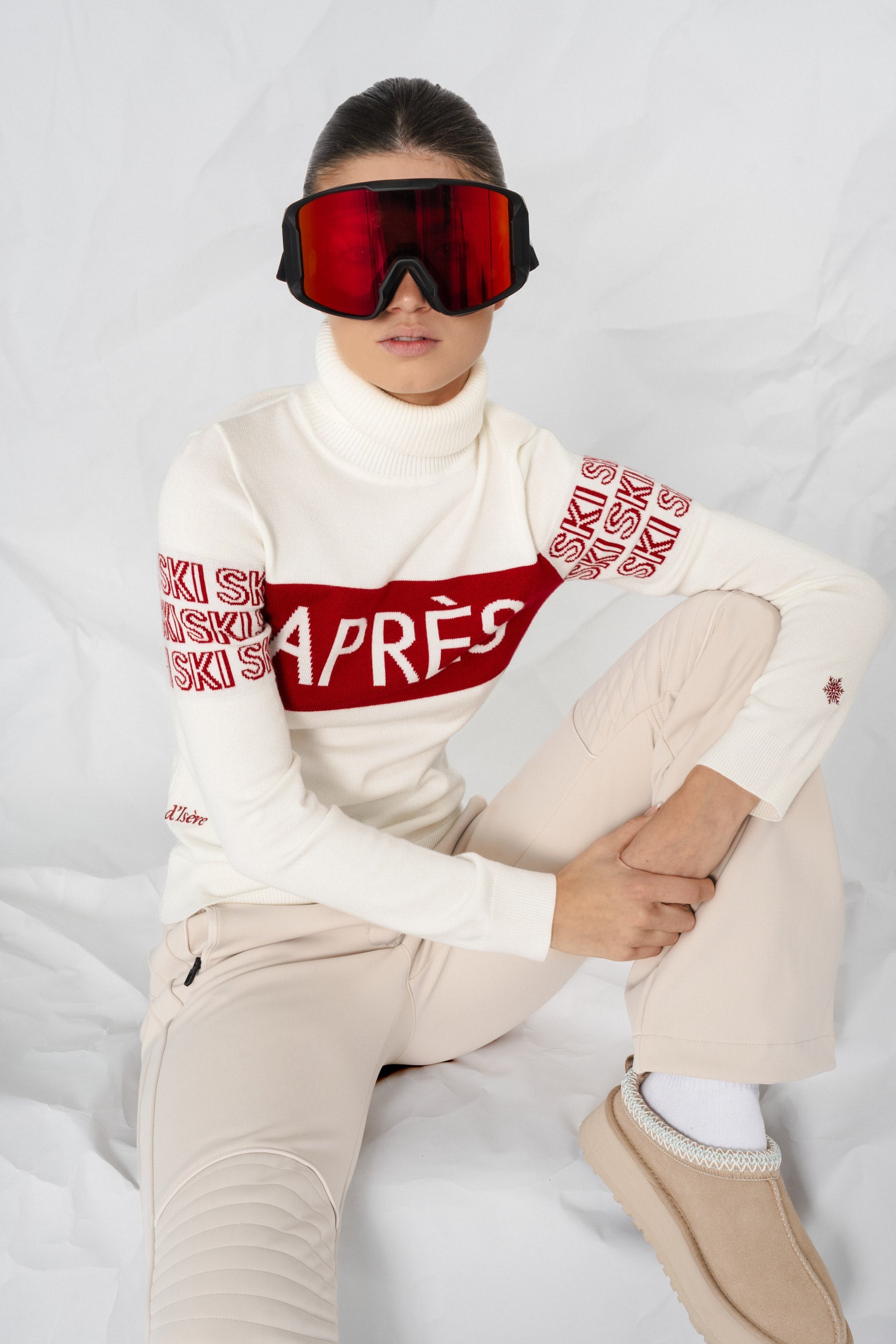 "Beige intarsia-strikket APRÈS-SKI genser for damer; ribbestrikket krage, varm og komfortabel til hyttetur og afterski."