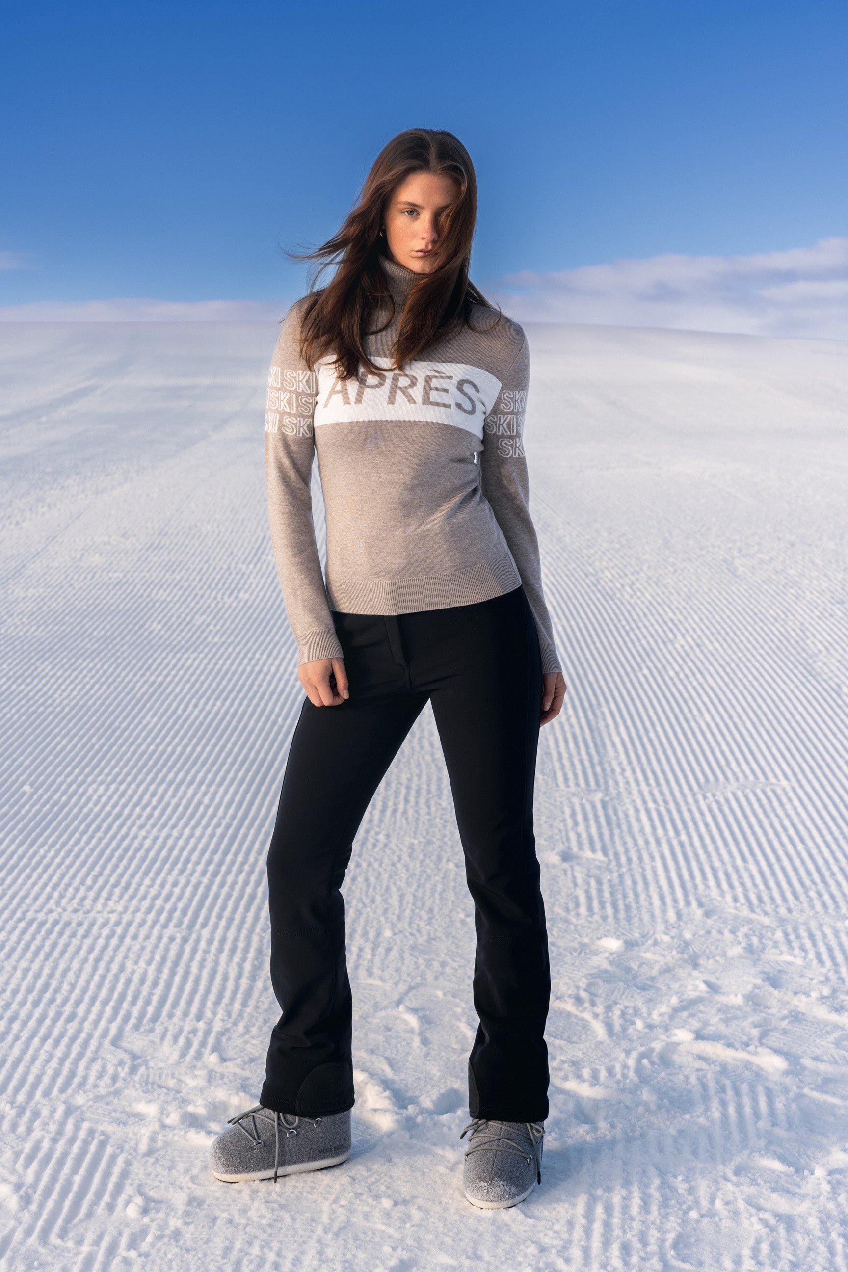 "Beige intarsia-strikket APRÈS-SKI genser for damer; ribbestrikket krage, varm og komfortabel til hyttetur og afterski."