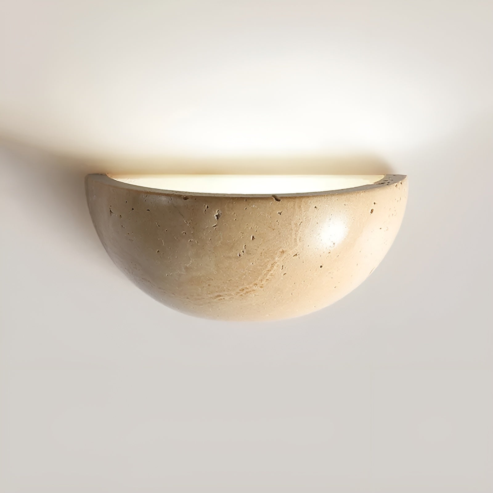 Wabi-sabi design vegglampe, halvsirkelformet med LED-lys. Skaper rolig atmosfære i interiøret.
