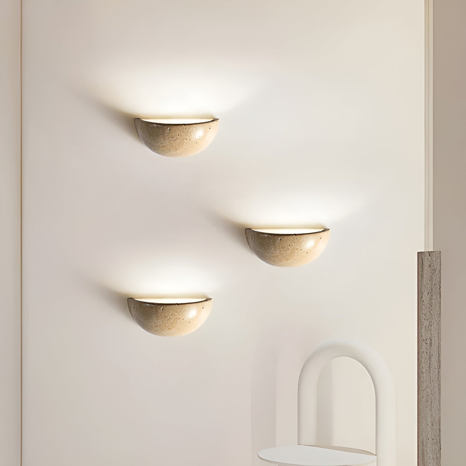 Design veggbelysning: Halvsirkelformet vegglampe i beige, diskret LED for et fredfullt hjem.