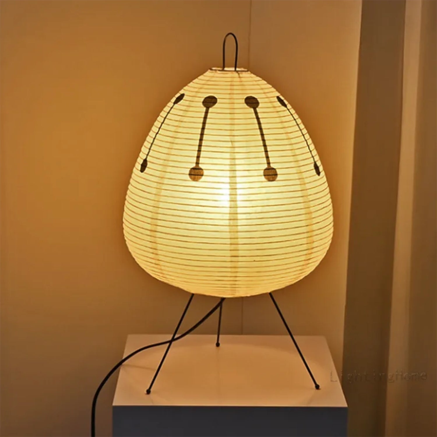 Beige papirlampe for allsidig belysning, fremhever japansk design og skaper koselig atmosfære i hjemmet.