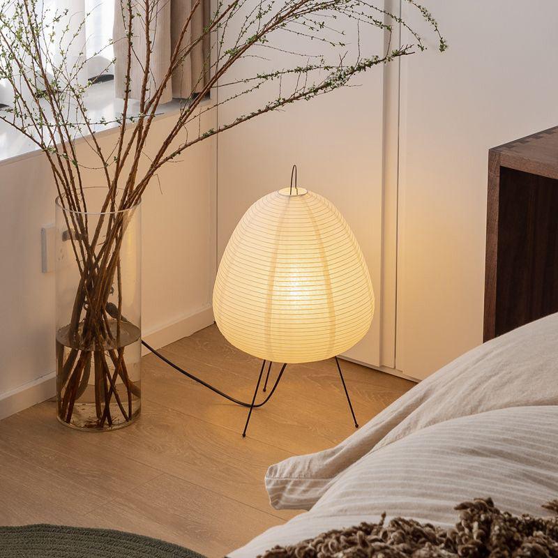 Moderne japansk papirlampe for interiør, skaper en elegant atmosfære med sitt myke og varme lys.
