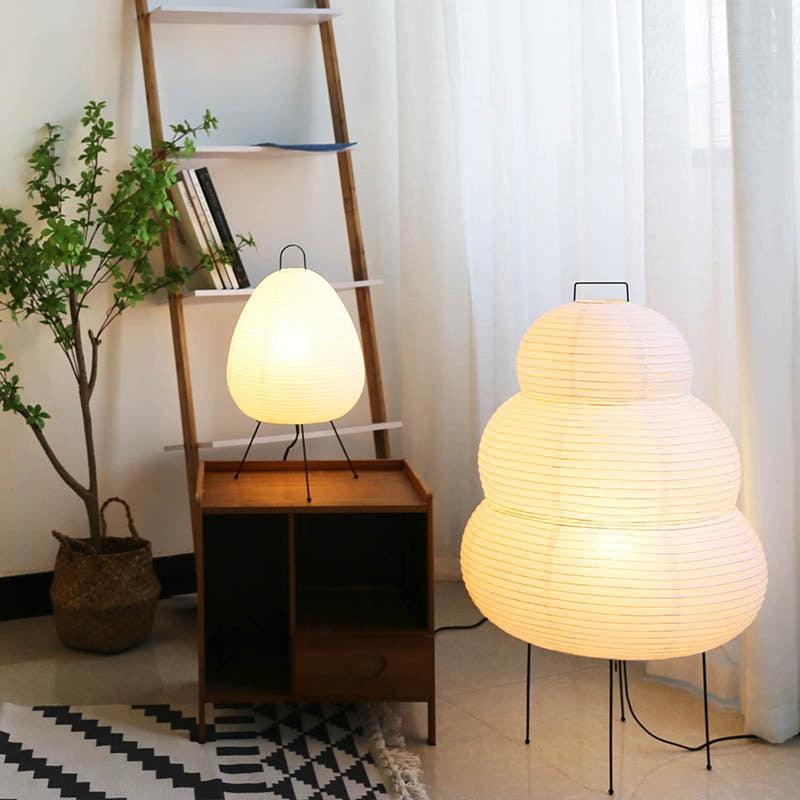 Dekorativ beige papirlampe, perfekt for et koselig hjem med sin dempede belysning og stilrene design.
