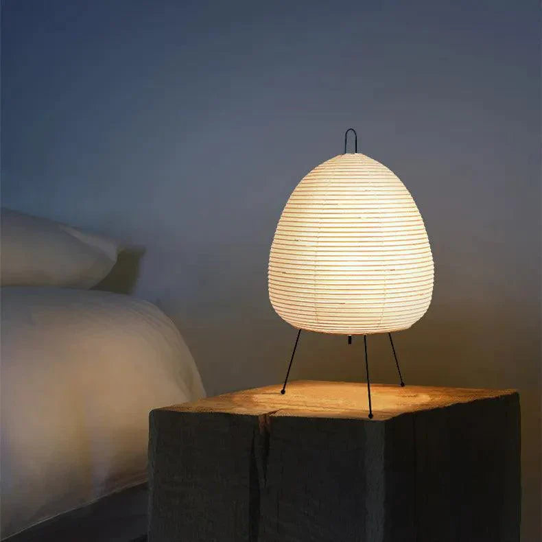 Minimalistisk japansk papirlampe, en elegant belysningsløsning som gir mykt lys til ethvert rom.