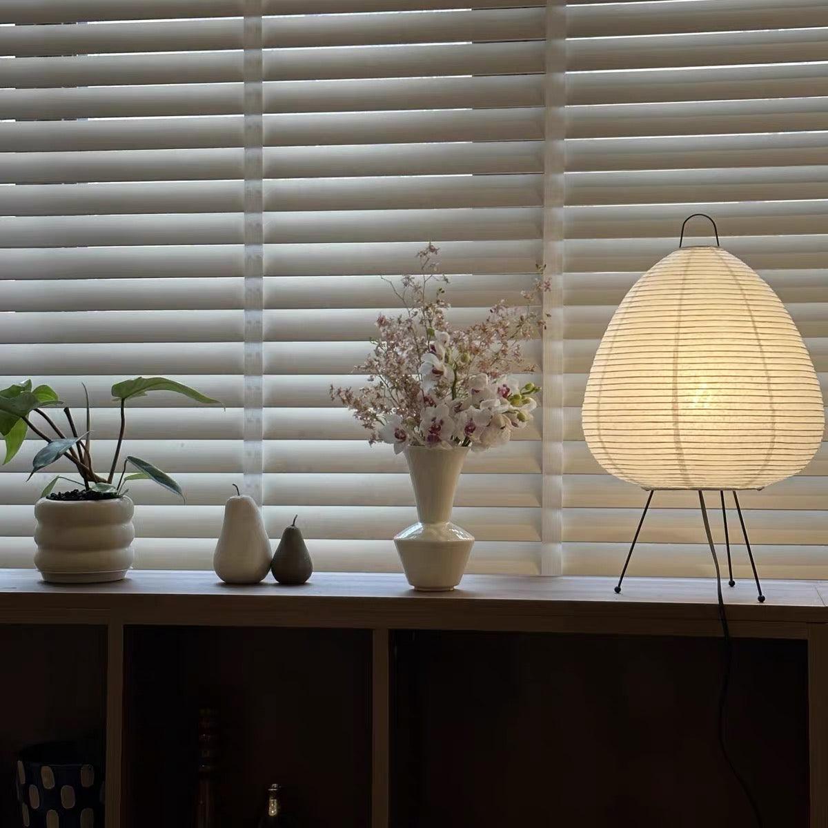 Japansk papirlampe, ideell som dekorlampe for moderne interiør, gir varmt, mykt lys og atmosfære.
