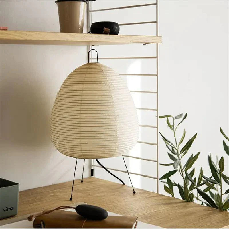 Enkel, elegant papirlampe for moderne interiør, sprer et mykt og innbydende lys i hjemmet.