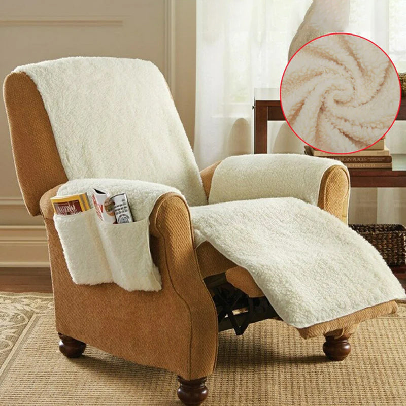 "Beige recliner stoltrekk i myk polyfleece, dekker hele stolen med lommer, beskytter mot flekker og slitasje."