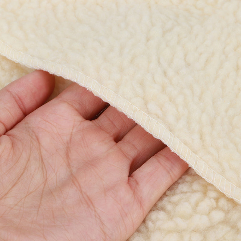 "Beige recliner stoltrekk i myk polyfleece, dekker hele stolen med lommer, beskytter mot flekker og slitasje."