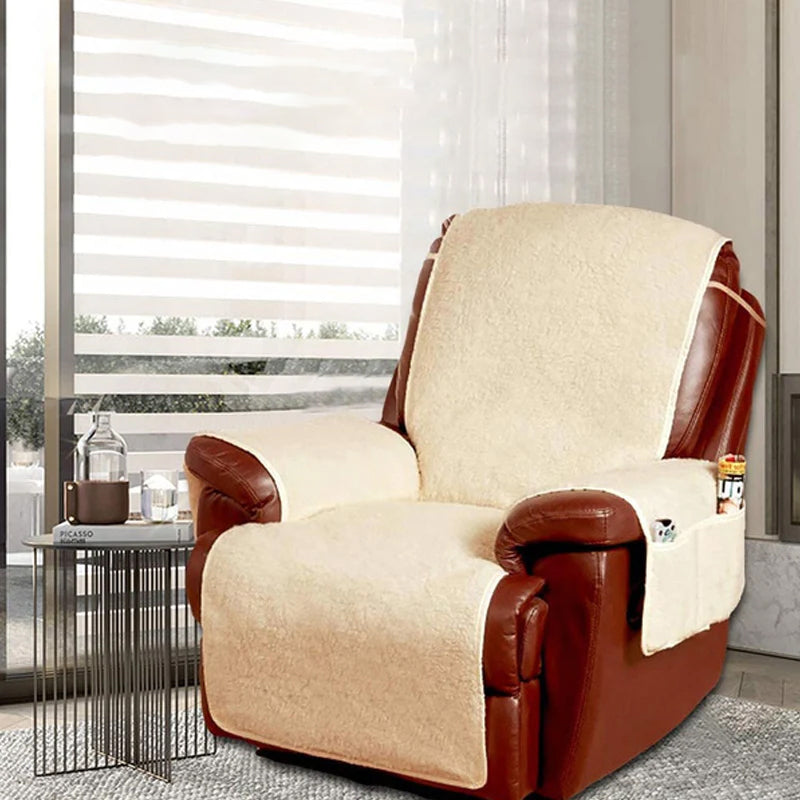 "Beige recliner stoltrekk i myk polyfleece, dekker hele stolen med lommer, beskytter mot flekker og slitasje."