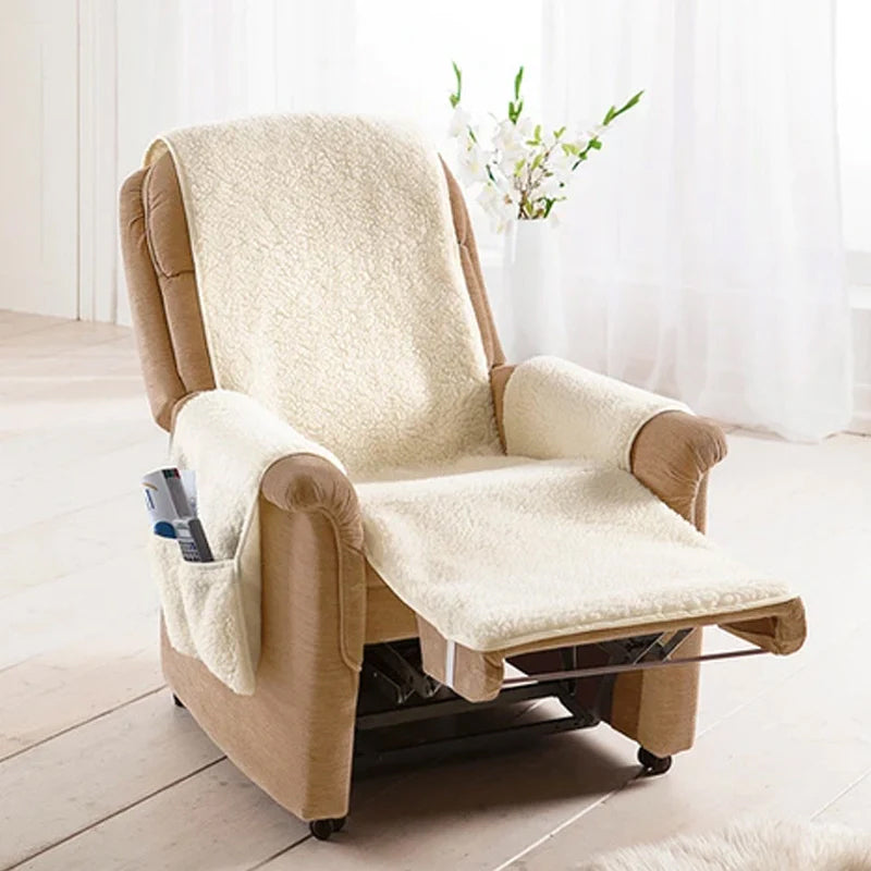 "Beige recliner stoltrekk i myk polyfleece, dekker hele stolen med lommer, beskytter mot flekker og slitasje."