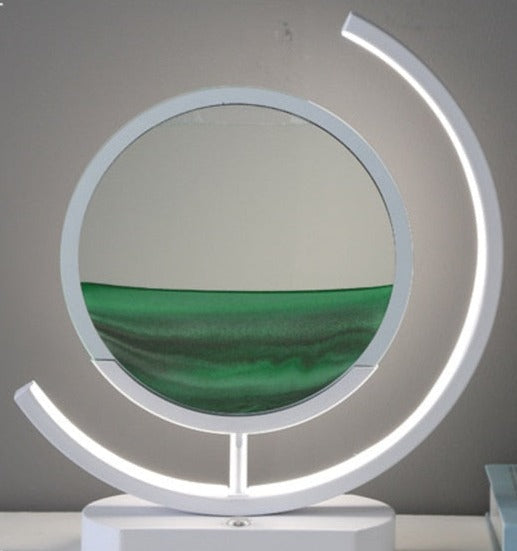 Nærbilde av detaljert og hypnotiserende bevegelig sandkunst i en elegant LED-bordlampe.