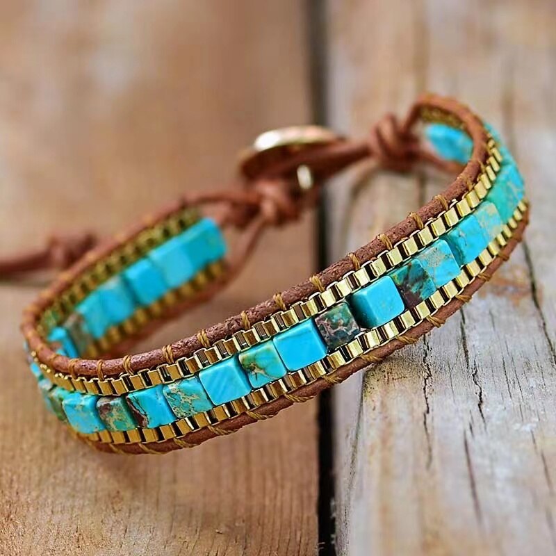 Elegant blågrønt damearmbånd i boho stil. Smykke med turkise naturlige steiner, et trendy gavetips.
