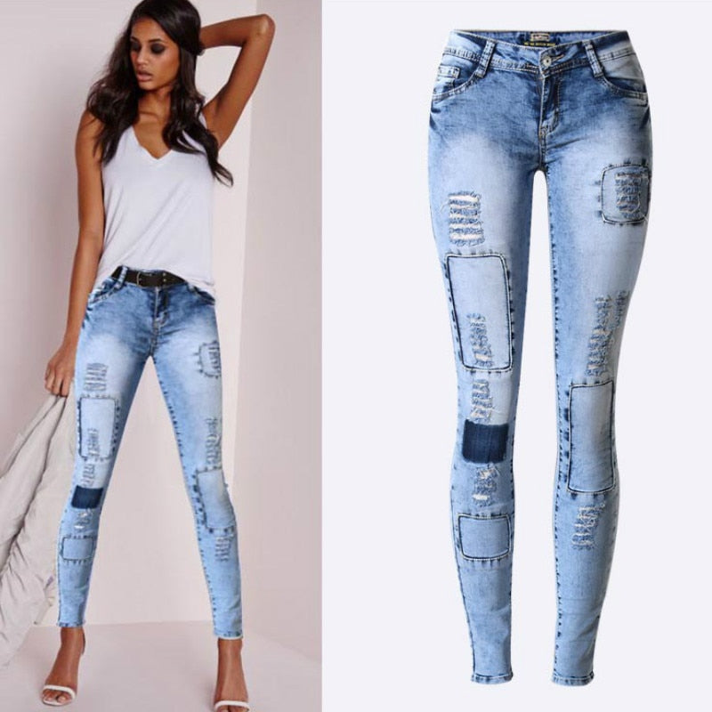 Nærbilde av blå stretch skinny jeansstoff, viser mykhet og kvalitet, ideell for kvinner.