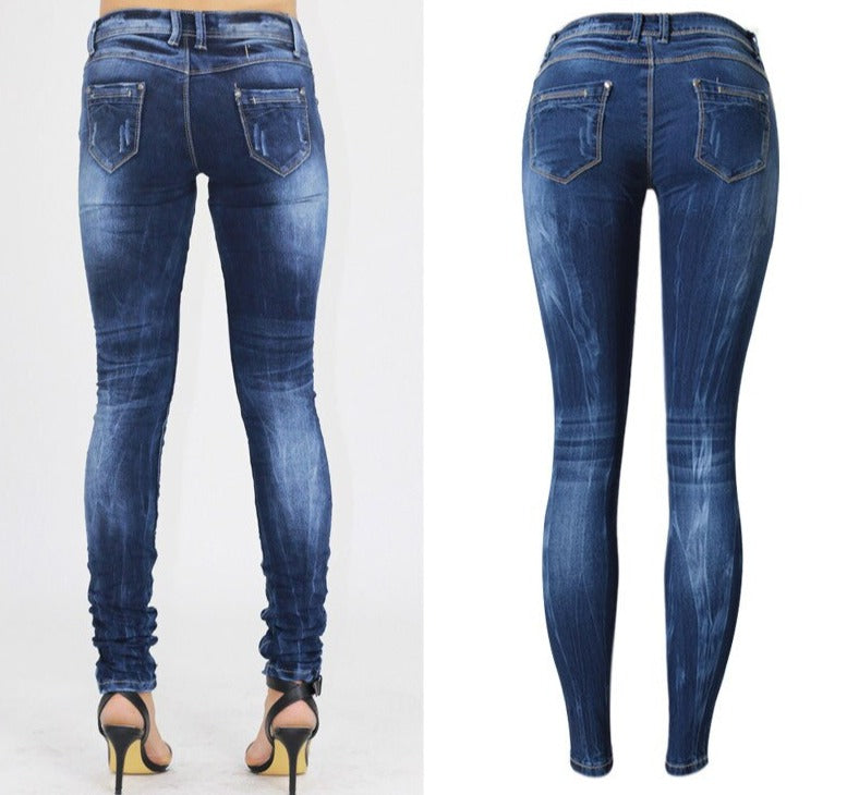 Brettede blå skinny damejeans, klare for kjøp, fremhever farge og myk tekstur.