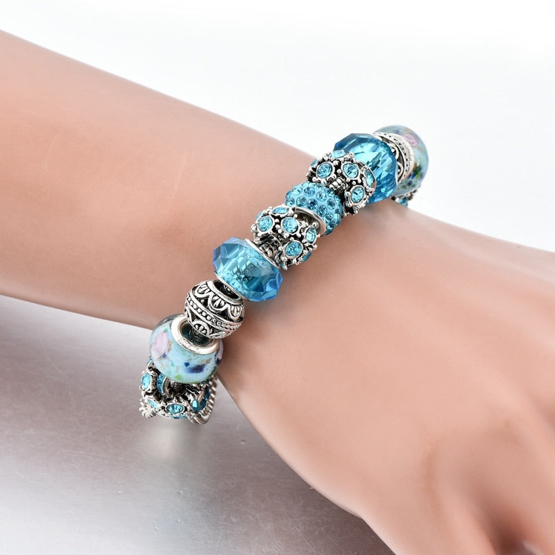 Kvinner bærer blått krystall armbånd, bohemsk stil. Elegant smykke som fremhever håndleddet.