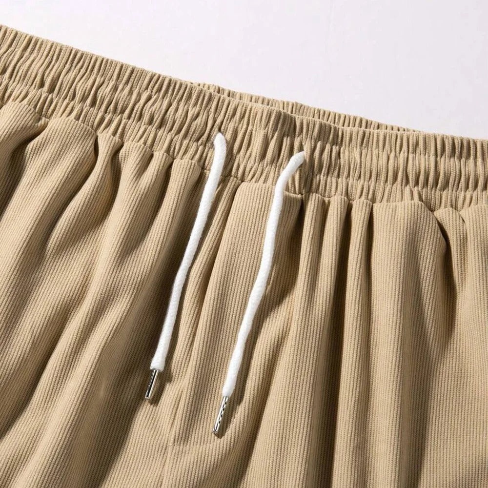 "Blå corduroy-shorts for menn med myk struktur, avslappet passform, ideell for casual stil og uformelle utflukter."