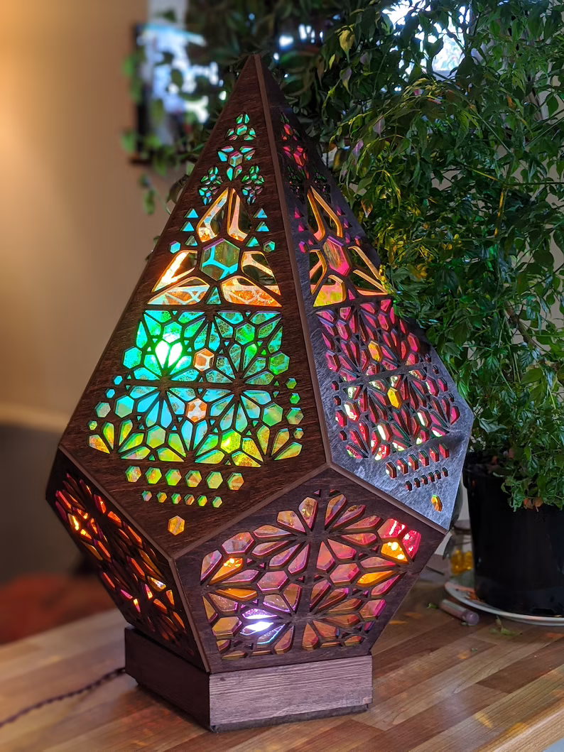 Unik bohemisk bordlampe med LED. Projiserer magisk stjernemønster for stemningsfull belysning.