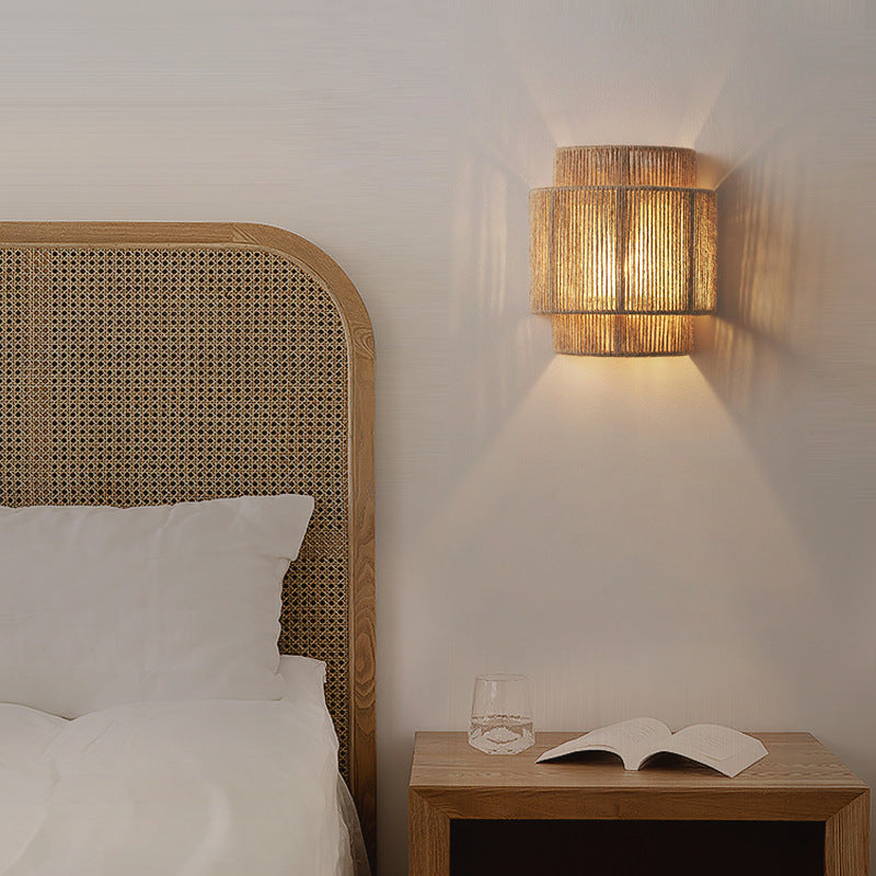 Dekorativ bohemsk vegglampe av rattan. Perfekt for koselig interiør med naturlig belysning.