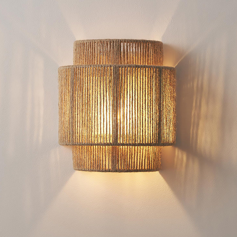 Stilren vegglampe i flettet rattan. Ideell bohemsk belysning for stue eller soverom.