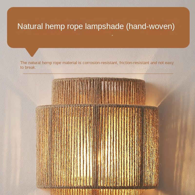 Unik håndlaget vegglampe i naturlig rattan. Bohemsk interiørdetalj med varm og innbydende belysning.