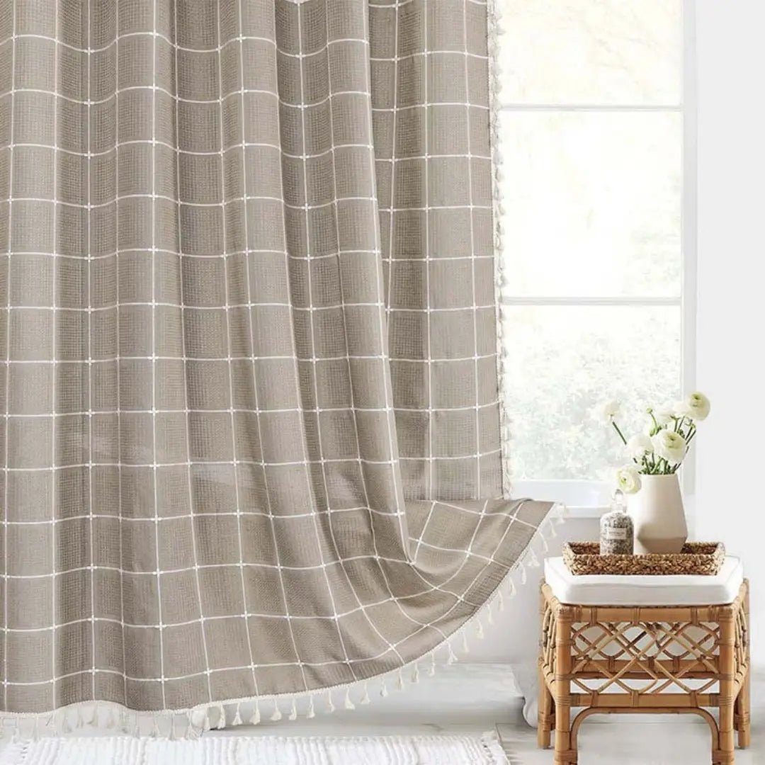 Elegant boho dusjforheng med striper og ruter, vanntett polyester for et moderne badinteriør.