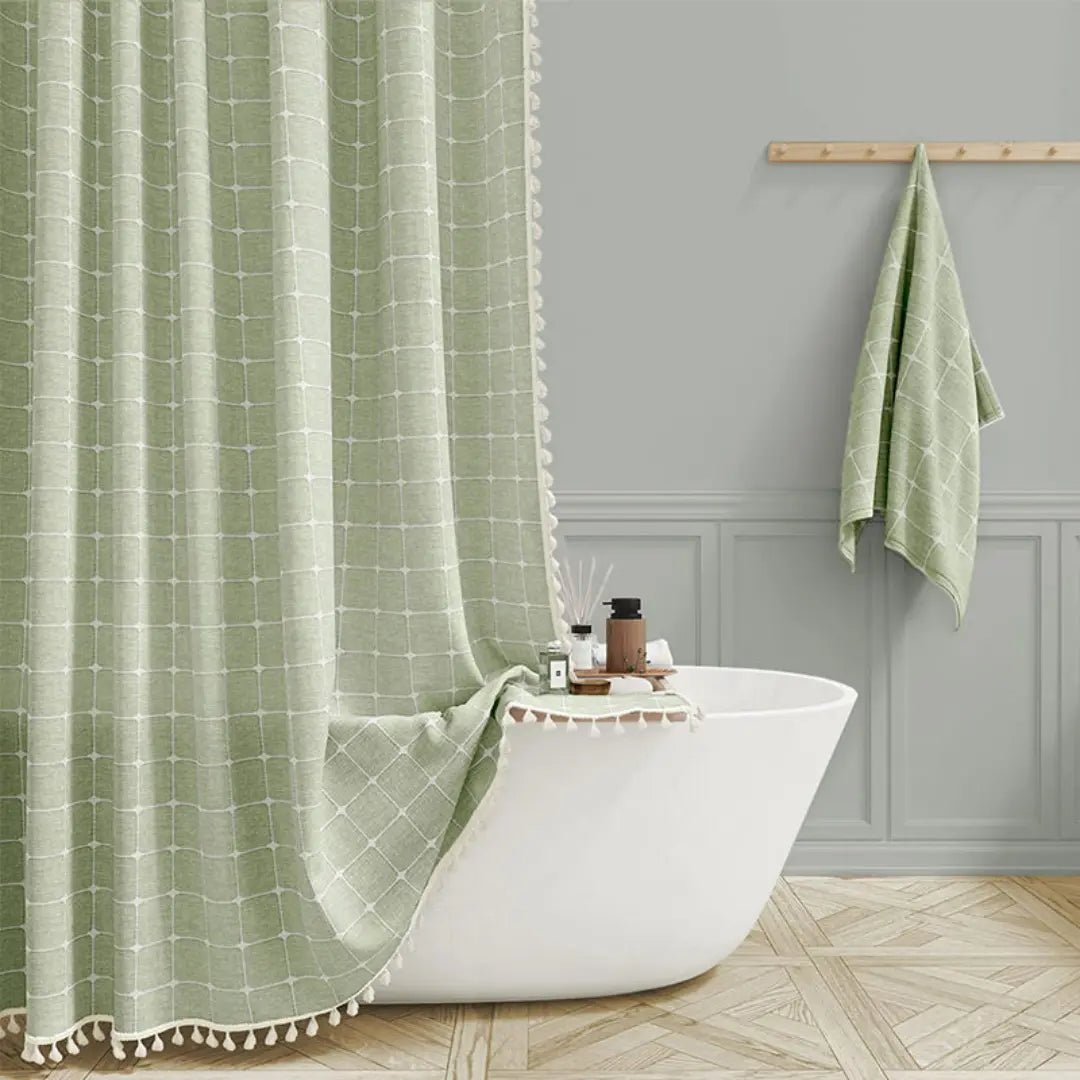 Vanntett boho dusjforheng i tekstil med sjarmerende dusker, perfekt for en koselig badestil.