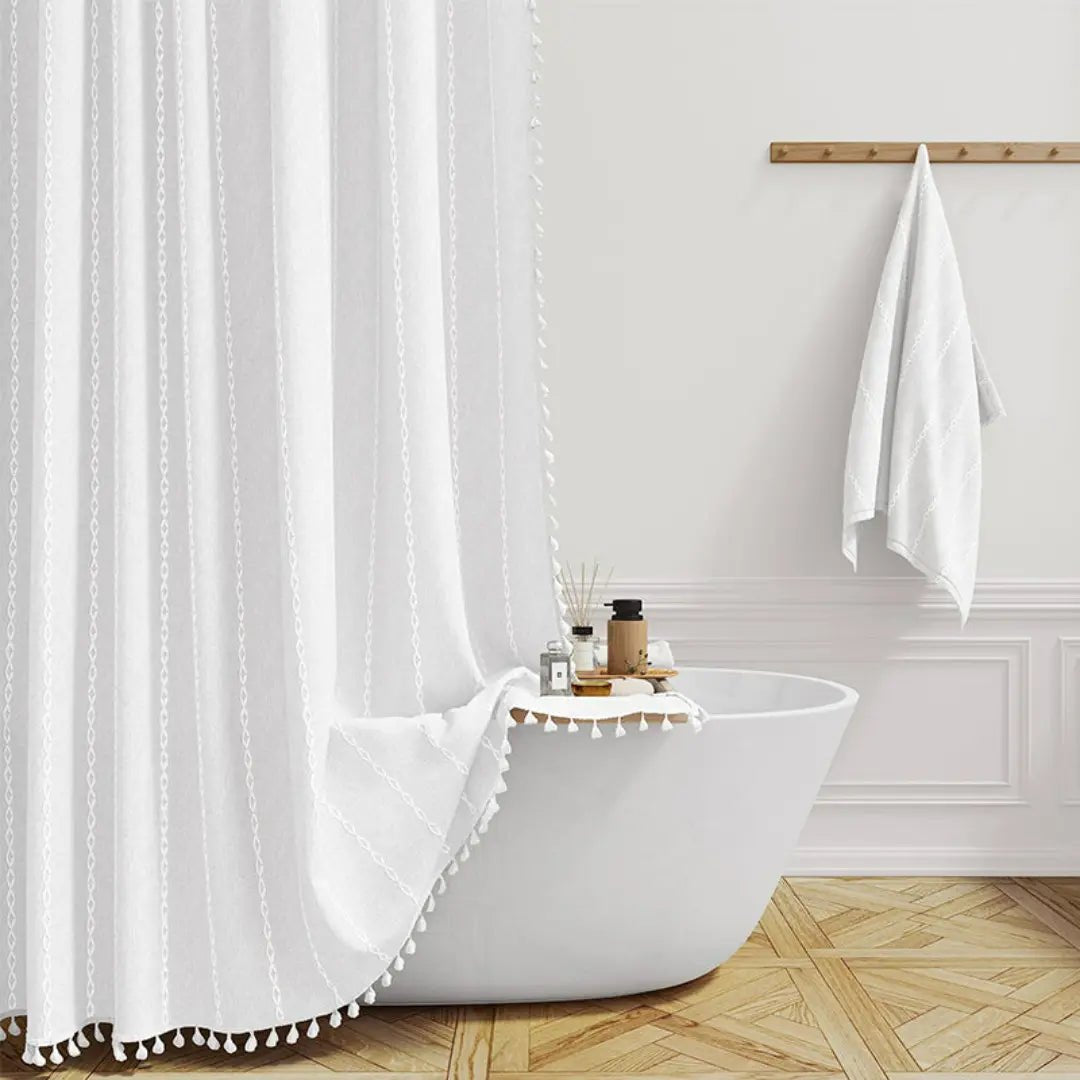 Boho dusjforheng med elegante striper og ruter, pluss fine dusker. Gir baderommet et løft.